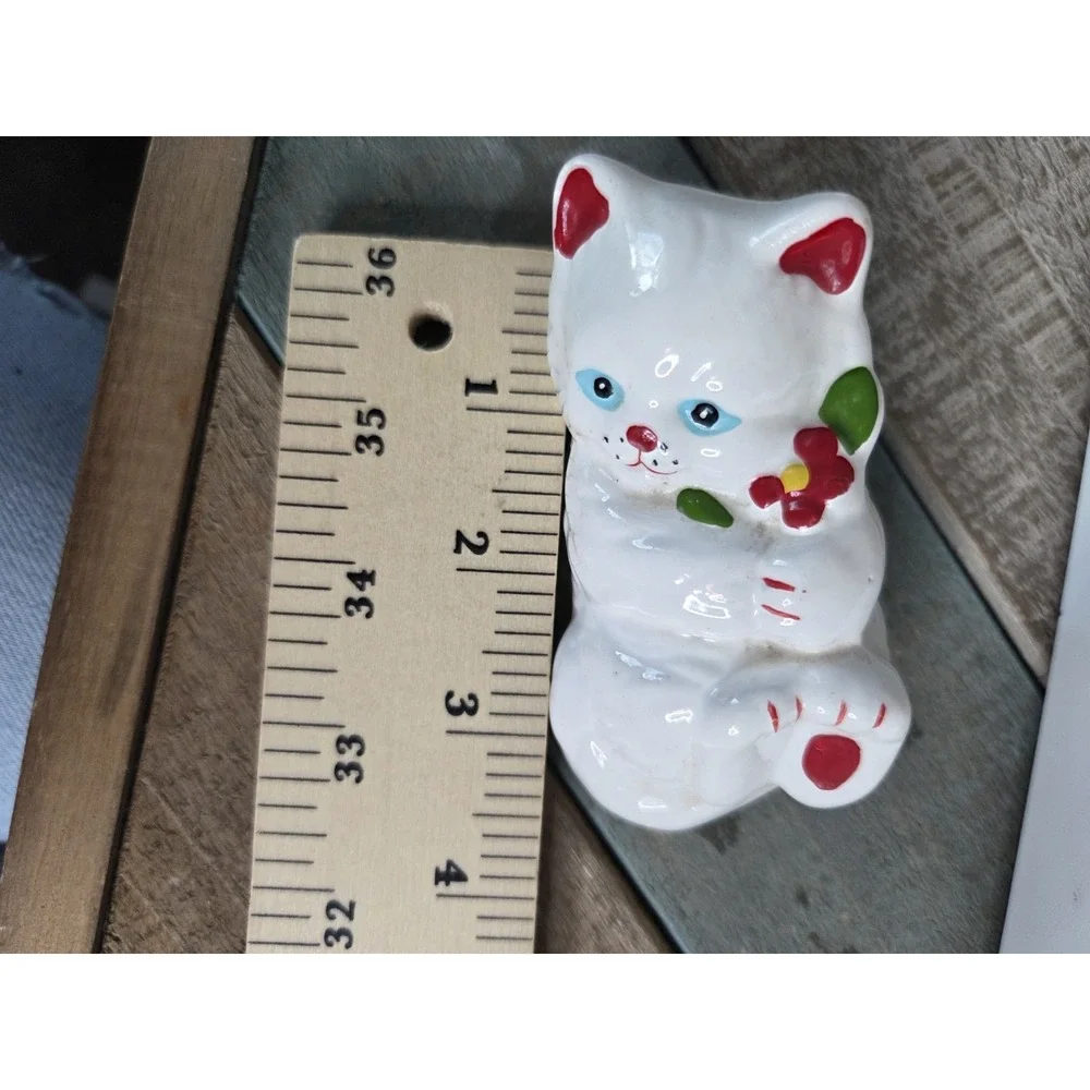Vintage White Ceramic Kitten Cat Blue eyes Flower Spring‎ Kitty 90s Y2K Laying